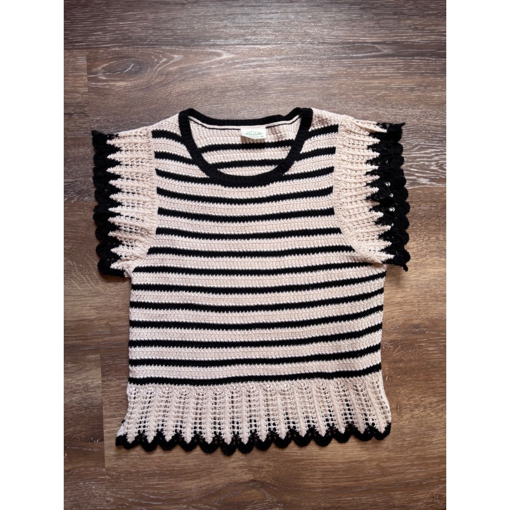 NewVio Women Striped Crochet Knit Top Cream Black Scalloped Cap Sleeve M